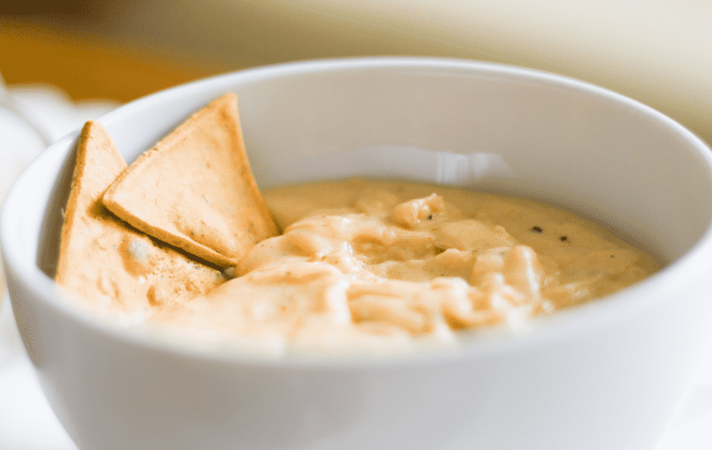 sajtszósz sörélesztő pehely hozzáadásával