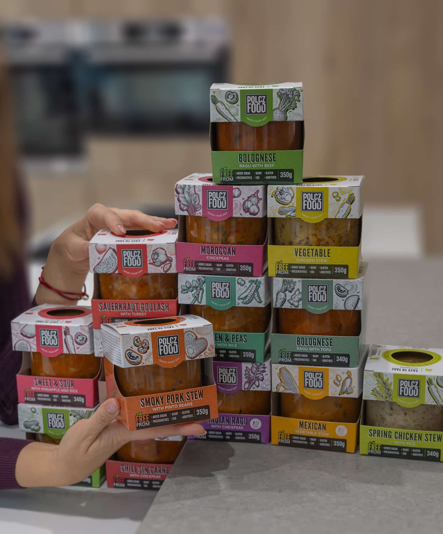 POLCZ készételek piramis formában felhalmozva egymáson.