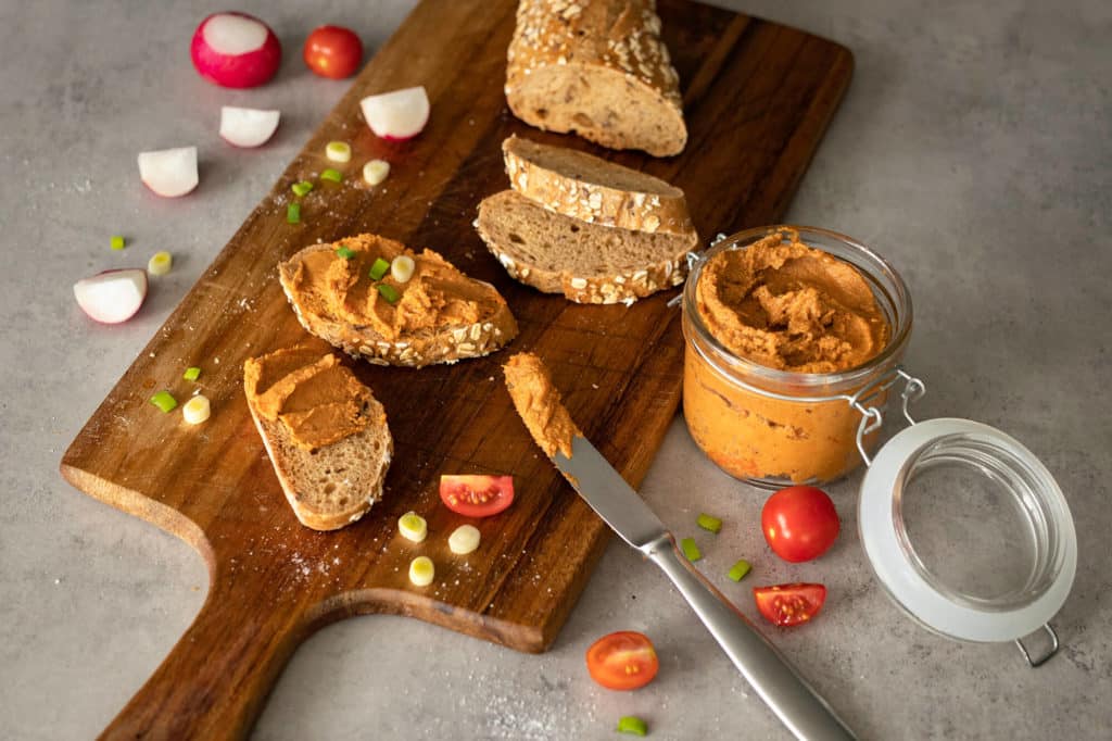 vegán pecsenye zsír paradicsommal hagymával friss retekkel tökéletes reggelire vagy vacsorára